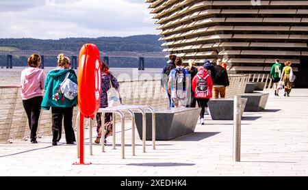 Dundee, Tayside, Schottland, Großbritannien. Juni 2024. Wetter in Großbritannien: Dundees helles und stürmisches Juni-Wetter zieht einige Einheimische und Touristen an, die den Tag mit Entspannung und Spaß am Wasser der Stadt verbringen, einschließlich einiger Speisen und Getränke von V&A Design Museum Händlern. Quelle: Dundee Photographics/Alamy Live News Stockfoto