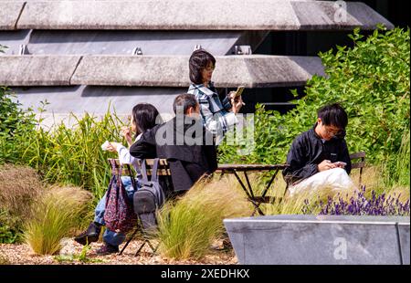 Dundee, Tayside, Schottland, Großbritannien. Juni 2024. Wetter in Großbritannien: Dundees helles und stürmisches Juni-Wetter zieht einige Einheimische und Touristen an, die den Tag mit Entspannung und Spaß am Wasser der Stadt verbringen, einschließlich einiger Speisen und Getränke von V&A Design Museum Händlern. Quelle: Dundee Photographics/Alamy Live News Stockfoto