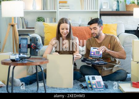 Junge Paare und eine kleine Firma verkaufen Dinge online über soziale Medien. Stockfoto