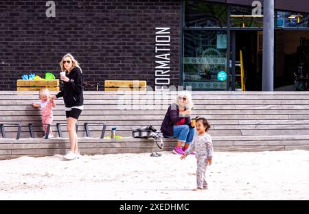 Dundee, Tayside, Schottland, Großbritannien. Juni 2024. Wetter in Großbritannien: Dundees helles und stürmisches Juni-Wetter zieht einige Einheimische und Touristen an, die den Tag mit Entspannung und Spaß am Wasser der Stadt verbringen, einschließlich einiger Speisen und Getränke von V&A Design Museum Händlern. Quelle: Dundee Photographics/Alamy Live News Stockfoto