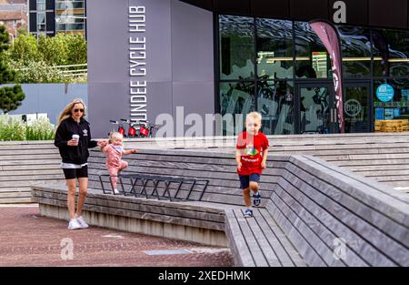 Dundee, Tayside, Schottland, Großbritannien. Juni 2024. Wetter in Großbritannien: Dundees helles und stürmisches Juni-Wetter zieht einige Einheimische und Touristen an, die den Tag mit Entspannung und Spaß am Wasser der Stadt verbringen, einschließlich einiger Speisen und Getränke von V&A Design Museum Händlern. Quelle: Dundee Photographics/Alamy Live News Stockfoto