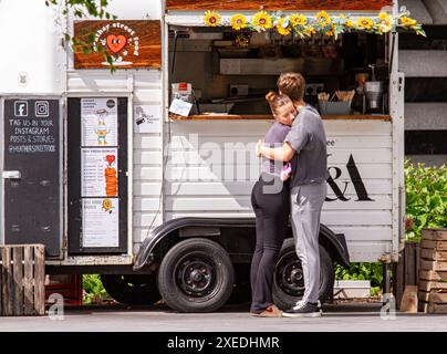 Dundee, Tayside, Schottland, Großbritannien. Juni 2024. Wetter in Großbritannien: Dundees helles und stürmisches Juni-Wetter zieht einige Einheimische und Touristen an, die den Tag mit Entspannung und Spaß am Wasser der Stadt verbringen, einschließlich einiger Speisen und Getränke von V&A Design Museum Händlern. Quelle: Dundee Photographics/Alamy Live News Stockfoto