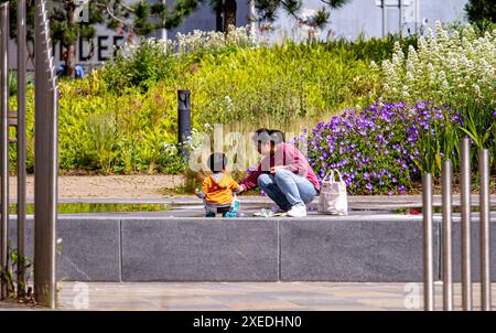Dundee, Tayside, Schottland, Großbritannien. Juni 2024. Wetter in Großbritannien: Dundees helles und stürmisches Juni-Wetter zieht einige Einheimische und Touristen an, die den Tag mit Entspannung und Spaß am Wasser der Stadt verbringen, einschließlich einiger Speisen und Getränke von V&A Design Museum Händlern. Quelle: Dundee Photographics/Alamy Live News Stockfoto