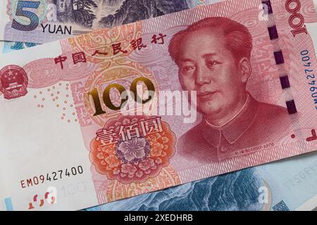 Viele verschiedene chinesische Yuan-Banknoten. Chinesische Papierwährung Yuan Renminbi-Banknoten als Hintergrund. Stockfoto