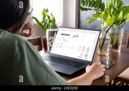 Geschäftsfrau prüft die Finanzen, Einkommen und Budget des Unternehmens. Online-Software für digitale E-Rechnungen und Kontoauszüge. Geschäftsfrau berechnet monatlich Exp Stockfoto