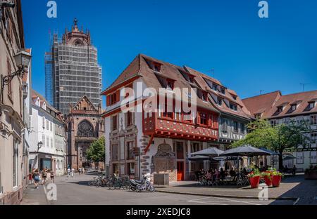 Selestat, Frankreich - 25.06.2024: Blick auf die renovierte Fassade mit Gerüsten der St. George Kirche von der Babil's Street Stockfoto