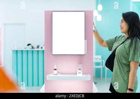 Stellen Sie ein leeres quadratisches Schild in Form eines Schnittwadens auf der Glasscheibe des Kosmetikgeschäfts vor, leeren Platz für Insert-Werbung, Multimedia-Informationsmaterial Stockfoto