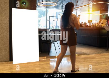 Das weiße leere Blatt befindet sich vor einem Café. Leeres Holz-Sandwichbrett steht im Freien Café, Mockup Menü Werbedesign. Stockfoto