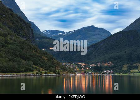 Malerischer Blick auf ein kleines Touristendorf Geiranger, eingebettet zwischen Bergen am Geirangerfjord in Norwegen Stockfoto