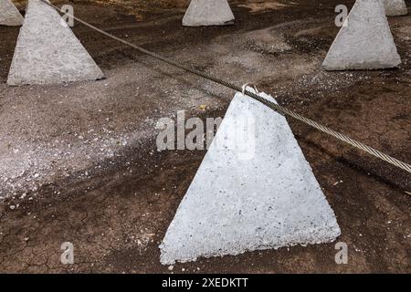 Befestigungen Anti-Panzerdrachen Zähne in Donezk Gebiet während der Krieg in der Ukraine anhält. Stockfoto