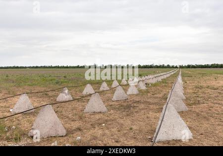 Befestigungen Anti-Panzerdrachen Zähne in Donezk Gebiet während der Krieg in der Ukraine anhält. Stockfoto