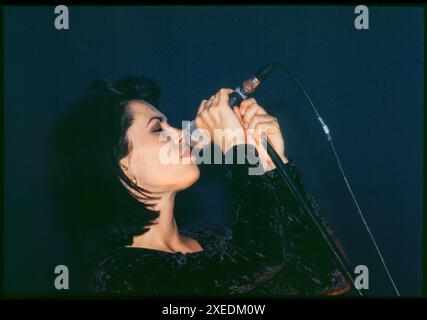 TONI HALLIDAY, CURVE, KONZERT, 1993: Toni Halliday of Curve live in Bristol University Anson Rooms, Bristol, England am 27. Oktober 1993. Foto: Rob Watkins. INFO: Curve, eine britische Alternative Rock- und Shoegaze-Band, die 1990 gegründet wurde, wurde von Toni Halliday und Dean Garcia geleitet. Bekannt für ihren ätherischen Sound und Hallidays unverwechselbaren Gesang, bleiben die Alben von Curve wie „Doppelgänger“ und „Cuckoo“ in den Genres Shoegaze und alternative Musik immer noch einflussreich. Stockfoto