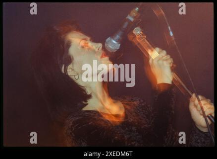 TONI HALLIDAY, CURVE, KONZERT, 1993: Toni Halliday of Curve live in Bristol University Anson Rooms, Bristol, England am 27. Oktober 1993. Foto: Rob Watkins. INFO: Curve, eine britische Alternative Rock- und Shoegaze-Band, die 1990 gegründet wurde, wurde von Toni Halliday und Dean Garcia geleitet. Bekannt für ihren ätherischen Sound und Hallidays unverwechselbaren Gesang, bleiben die Alben von Curve wie „Doppelgänger“ und „Cuckoo“ in den Genres Shoegaze und alternative Musik immer noch einflussreich. Stockfoto