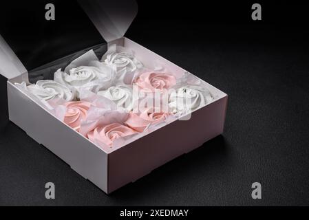 Köstliches süßes mehrfarbiges Marshmallow auf dunklem Betonhintergrund Stockfoto