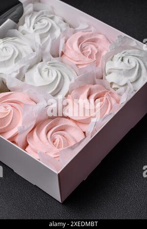 Köstliches süßes mehrfarbiges Marshmallow auf dunklem Betonhintergrund Stockfoto