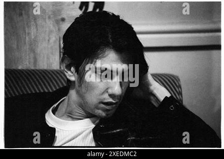 CHRIS ACLAND, LUSH, BATH HUB CLUB, 1994: Chris Acland (1966–1996) Schlagzeuger der britischen Band Lush Backstage im Dressing Room im Bath Hub Club in Bath, England, Großbritannien am 8. Juni 1994. Die Band tourte, um die Doppelveröffentlichung der beiden Singles Hypocrite und Desire Lines sowie ihres vielgelobten dritten Studioalbums Split zu unterstützen. Tragischerweise nahm sich Chris im Herbst 1996 das Leben und die Band kündigte später nach einer Zeit der Trauer ihren Split an. Foto: ROB WATKINS Stockfoto