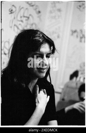 EMMA ANDERSON, LUSH, BATH HUB CLUB, 1994: Emma Anderson von der britischen Band Lushbackstage in the Dressing Room at Bath Hub Club in Bath, England, Großbritannien am 8. Juni 1994. Die Band tourte, um die Doppelveröffentlichung der beiden Singles Hypocrite und Desire Lines sowie ihres vielgelobten dritten Studioalbums Split zu unterstützen. Bath Moles gab bekannt, dass sie im November 2023 geschlossen werden. Foto: ROB WATKINS Stockfoto