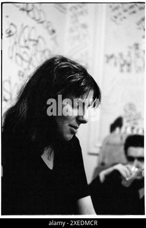 EMMA ANDERSON, LUSH, BATH HUB CLUB, 1994: Emma Anderson von der britischen Band Lushbackstage in the Dressing Room at Bath Hub Club in Bath, England, Großbritannien am 8. Juni 1994. Die Band tourte, um die Doppelveröffentlichung der beiden Singles Hypocrite und Desire Lines sowie ihres vielgelobten dritten Studioalbums Split zu unterstützen. Bath Moles gab bekannt, dass sie im November 2023 geschlossen werden. Foto: ROB WATKINS Stockfoto