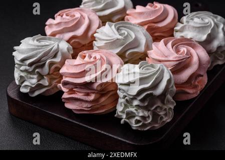 Köstliches süßes mehrfarbiges Marshmallow auf dunklem Betonhintergrund Stockfoto