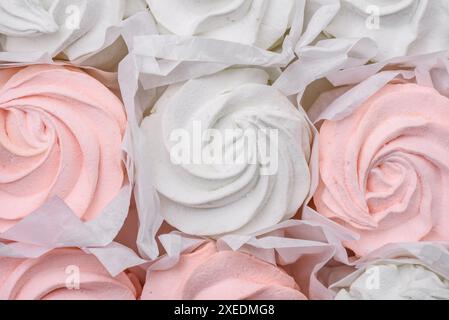 Köstliches süßes mehrfarbiges Marshmallow auf dunklem Betonhintergrund Stockfoto