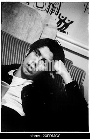 CHRIS ACLAND, LUSH, BATH HUB CLUB, 1994: Chris Acland (1966–1996) Schlagzeuger der britischen Band Lush Backstage im Dressing Room im Bath Hub Club in Bath, England, Großbritannien am 8. Juni 1994. Die Band tourte, um die Doppelveröffentlichung der beiden Singles Hypocrite und Desire Lines sowie ihres vielgelobten dritten Studioalbums Split zu unterstützen. Tragischerweise nahm sich Chris im Herbst 1996 das Leben und die Band kündigte später nach einer Zeit der Trauer ihren Split an. Foto: ROB WATKINS Stockfoto