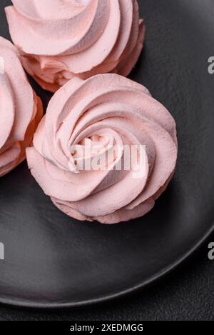 Köstlicher süßer Marshmallow auf dunklem Betonhintergrund Stockfoto