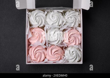 Köstliches süßes mehrfarbiges Marshmallow auf dunklem Betonhintergrund Stockfoto