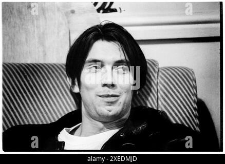 CHRIS ACLAND, LUSH, BATH HUB CLUB, 1994: Chris Acland (1966–1996) Schlagzeuger der britischen Band Lush Backstage im Dressing Room im Bath Hub Club in Bath, England, Großbritannien am 8. Juni 1994. Die Band tourte, um die Doppelveröffentlichung der beiden Singles Hypocrite und Desire Lines sowie ihres vielgelobten dritten Studioalbums Split zu unterstützen. Tragischerweise nahm sich Chris im Herbst 1996 das Leben und die Band kündigte später nach einer Zeit der Trauer ihren Split an. Foto: ROB WATKINS Stockfoto