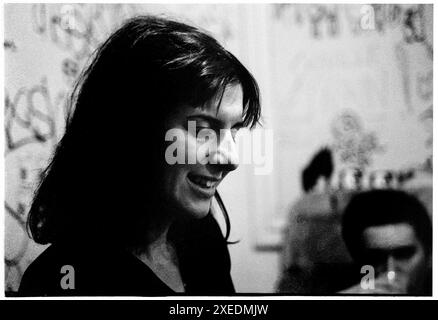 EMMA ANDERSON, LUSH, BATH HUB CLUB, 1994: Emma Anderson von der britischen Band Lushbackstage in the Dressing Room at Bath Hub Club in Bath, England, Großbritannien am 8. Juni 1994. Die Band tourte, um die Doppelveröffentlichung der beiden Singles Hypocrite und Desire Lines sowie ihres vielgelobten dritten Studioalbums Split zu unterstützen. Bath Moles gab bekannt, dass sie im November 2023 geschlossen werden. Foto: ROB WATKINS Stockfoto