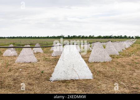 Region Donezk, Ukraine. Juni 2024. Befestigungen Anti-Panzerdrachen Zähne in Donezk Gebiet während der Krieg in der Ukraine anhält. (Foto: Mykhaylo Palinchak/SOPA Images/SIPA USA) Credit: SIPA USA/Alamy Live News Stockfoto