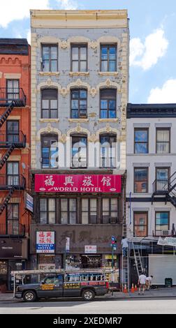 NYC Chinatown: 101 Bowery, erbaut im Jahr 1875, hat Steinkugeln und Fensterumrandungen in den oberen Etagen; klassifiziert als SRO (Single Room Occupancy) Hotel. Stockfoto