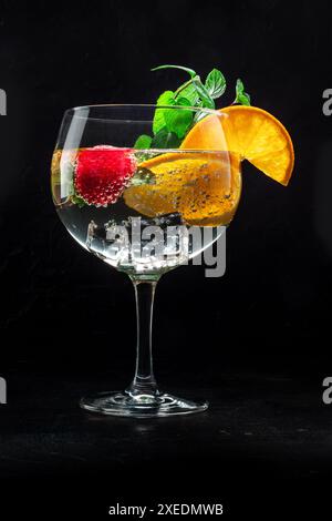 Schicker Cocktail mit frischem Obst. Gin Tonic Drink mit Eis auf einer Party Stockfoto