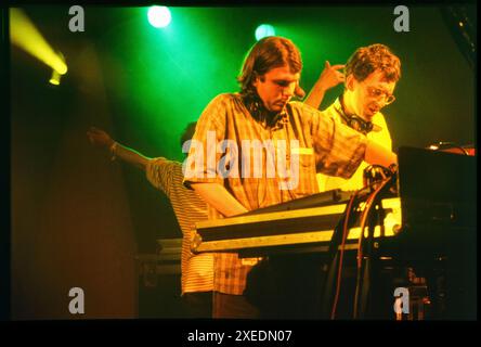 UNDERWORLD, ESSENTIAL FESTIVAL, BRIGHTON, 1996: Darren Emerson und Rick Smith von der Techno-Band Underworld am 25. Mai 1996 auf dem Essential Festival 1996 im Stanmer Park in Brighton, England. Foto: Rob Watkins Stockfoto