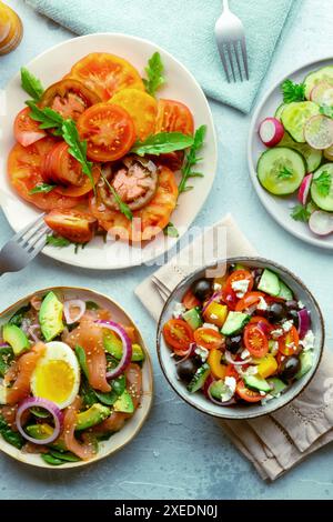 Frische Salate, Overhead Flat Lay Shot einer Auswahl. Verschiedene Platten Stockfoto