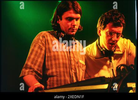 UNDERWORLD, ESSENTIAL FESTIVAL, BRIGHTON, 1996: Darren Emerson und Rick Smith von der Techno-Band Underworld am 25. Mai 1996 auf dem Essential Festival 1996 im Stanmer Park in Brighton, England. Foto: Rob Watkins Stockfoto