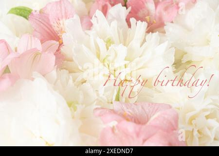 Wunderschöne Grußkarte mit weißen Pfingstrosen und rosa Alstroemeria und Happy Birthday Message. Ideal für Geburtstagsfeiern, Grußkarten und Flor Stockfoto