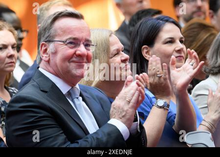 27. Juni 2024, Berlin: Boris Pistorius (l-r, SPD), Bundesverteidigungsministerin Nancy Faeser (SPD), Bundesministerin des Innern und des Heimatlandes, und Annalena Baerbock (Allianz 90/die Grünen), Außenministerin, sitzen beim Friedenstag des Innenministeriums nebeneinander. Dieses Jahr werden Friedenssicherungskräfte geehrt, die im Libanon (UNIFIL), im Südsudan (UNMISS), im internationalisierten Sondergerichtshof für die Zentralafrikanische Republik, in Armenien (EUMA), im Kosovo (UNMIK) und in Somalia (EUCAP Somalia) gedient haben. Foto: Bernd von Jutrczenka/dpa Stockfoto