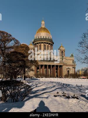 Schneebedeckter Park vor der St. Isaac's Cathedral in St. Petersburg - Russland in der Frühlingssonne Stockfoto