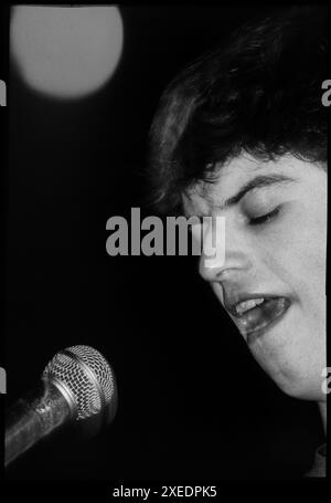 GORKYS ZYGOTIC MYNCI, KONZERT, 1994: A Young Euros Childs of Gorkys Zygotic Mynci live beim St David's Day Mini-Festival an der Coal Exchange in Cardiff Bay, Wales, UK am 1. März 1997. Foto: Rob Watkins. INFO: Gorkys Zygotic Mynci, eine walisische Psychedelic- und Indie-Rock-Band, die von den frühen 90er bis zu den frühen 2000er Jahren aktiv war, kreierte einen skurrilen und eklektischen Sound. Alben wie 'Barafundle' zeigten ihren folkloristischen, mehrsprachigen Ansatz und machten sie einflussreich in den alternativen und Indie-Szenen. Stockfoto