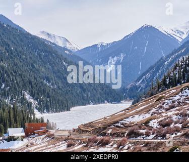 Abfahrt zum See Lower Kolsai, bedeckt mit Eis, Kasachstan. Stockfoto