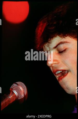 GORKYS ZYGOTIC MYNCI, KONZERT, 1994: A Young Euros Childs of Gorkys Zygotic Mynci live beim St David's Day Mini-Festival an der Coal Exchange in Cardiff Bay, Wales, UK am 1. März 1997. Foto: Rob Watkins. INFO: Gorkys Zygotic Mynci, eine walisische Psychedelic- und Indie-Rock-Band, die von den frühen 90er bis zu den frühen 2000er Jahren aktiv war, kreierte einen skurrilen und eklektischen Sound. Alben wie 'Barafundle' zeigten ihren folkloristischen, mehrsprachigen Ansatz und machten sie einflussreich in den alternativen und Indie-Szenen. Stockfoto