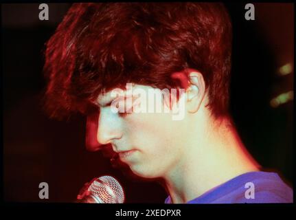 GORKYS ZYGOTIC MYNCI, KONZERT, 1994: A Young Euros Childs of Gorkys Zygotic Mynci live beim St David's Day Mini-Festival an der Coal Exchange in Cardiff Bay, Wales, UK am 1. März 1997. Foto: Rob Watkins. INFO: Gorkys Zygotic Mynci, eine walisische Psychedelic- und Indie-Rock-Band, die von den frühen 90er bis zu den frühen 2000er Jahren aktiv war, kreierte einen skurrilen und eklektischen Sound. Alben wie 'Barafundle' zeigten ihren folkloristischen, mehrsprachigen Ansatz und machten sie einflussreich in den alternativen und Indie-Szenen. Stockfoto