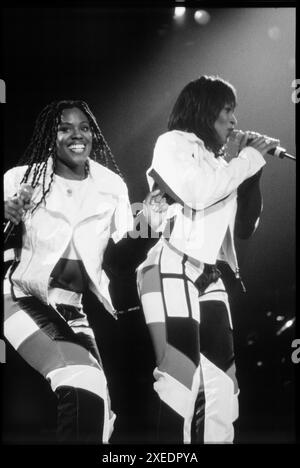 KELLE BRYAN, EASTHER BENNETT, ETERNAL, 1997: Kéllé Bryan und Easther Bennett von der Pop-Soul-Gruppe Eternal in der Cardiff International Arena am 8. April 1997. Foto: Rob Watkins. INFO: Eternal, eine britische R&B- und Soul-Gruppe, die in den frühen 90er Jahren gegründet wurde, wurde von Easther Bennett und Vernie Bennett angeführt. Bekannt für Hits wie „Stay“ und „Power of a Woman“, machten ihre harmonischen Vocals und ihr gefühlvoller Sound sie zu prominenten Persönlichkeiten in der britischen Musikszene. Stockfoto