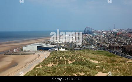 Niedriges Luftbild der Skyline von Blackpool von den Sanddünen nach Süden mit Blick nach Norden. Das Blackpool Starr Gate Tram Depot befindet sich auf der linken Seite Stockfoto