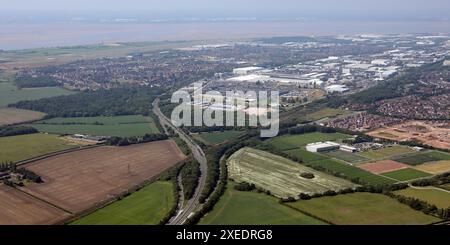 Aus der Vogelperspektive von Speke, Liverpool von Ost nach West in Richtung Jaguar Land Rover Halewood & Ford Getriebefabriken. John Lennon Airport in der Ferne Stockfoto