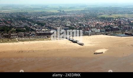 Blick aus der Vogelperspektive auf St. Anne's Beach, in der Nähe von Blackpool, Lancashire, Großbritannien Stockfoto