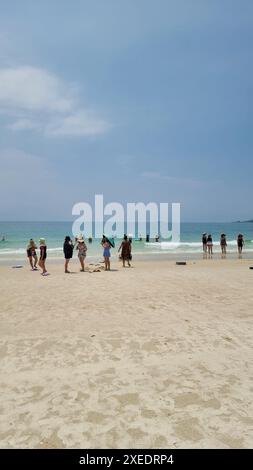 Chinesischer Tourist am Strand von Koh Samet Thailand, der Fotos und Selfies macht Stockfoto