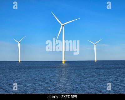 Windmühlenpark im Meer, Drohnenblick auf Windmühlenanlagen auf dem Meer in den Niederlanden Stockfoto