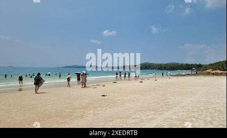 Chinesischer Tourist am Strand von Koh Samet Thailand, der Fotos und Selfies macht Stockfoto