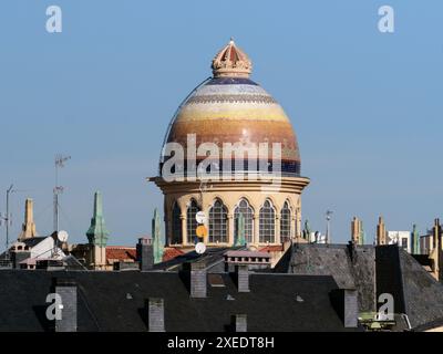 Die vielfarbige Kuppel der Kirche Santa Teresa y San José in Madrid (Plaza de España) Stockfoto